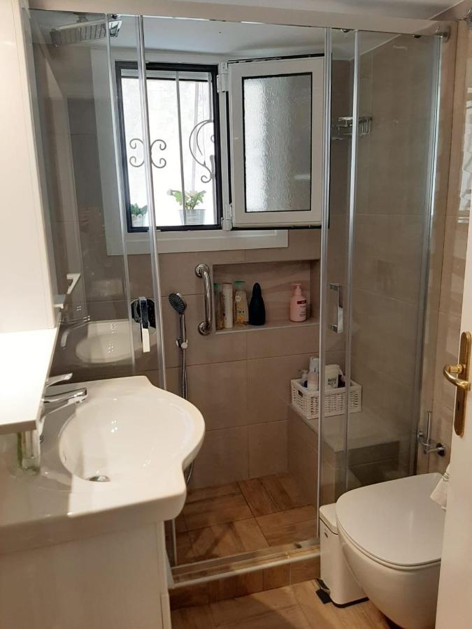 Kerry'S Cosy Apartment Vári Екстериор снимка