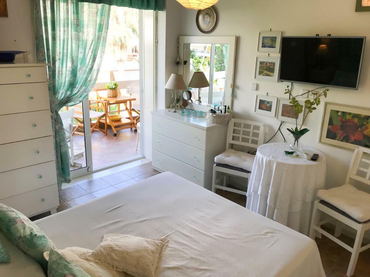 Kerry'S Cosy Apartment Vári Екстериор снимка