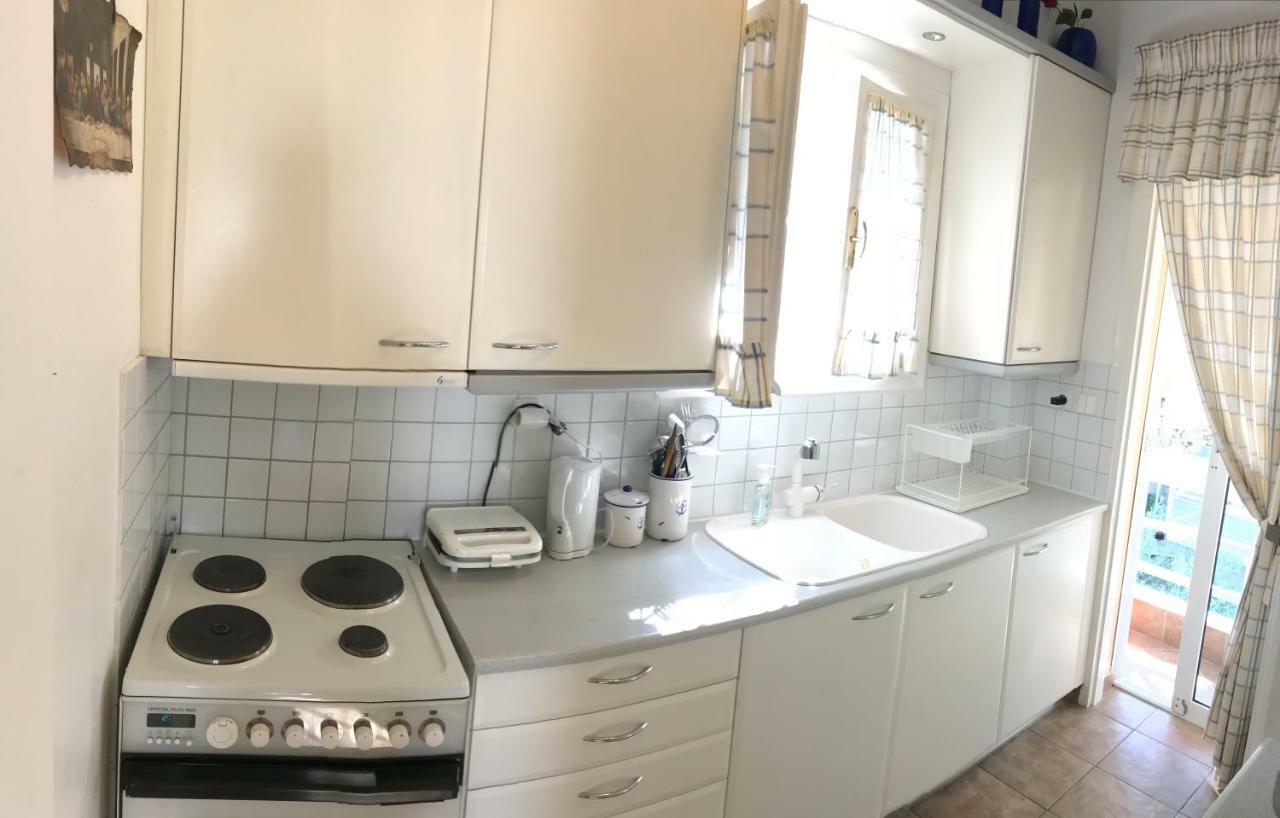 Kerry'S Cosy Apartment Vári Екстериор снимка